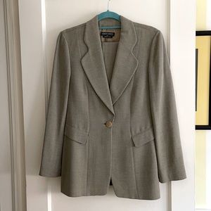 Giorgio Armani 2 piece pant suit. Green tweed. Pleated pants slit pockets.